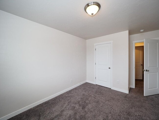 Building Photo - Draper Hillside Townhome