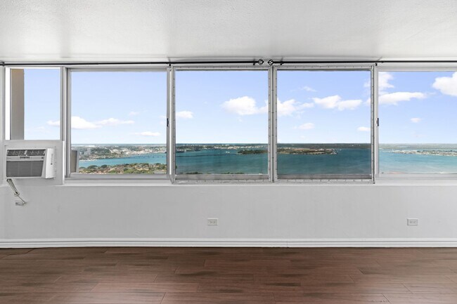 Building Photo - Beautifully Renovated 2 bedroom Penthouse with a Roof-Top Loft and Lanai!