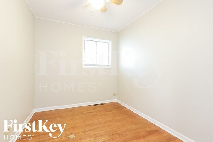 Building Photo - 237 E La Porte Dr