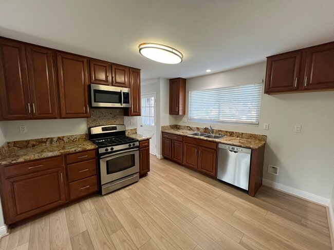 Building Photo - Thousand Oaks Living