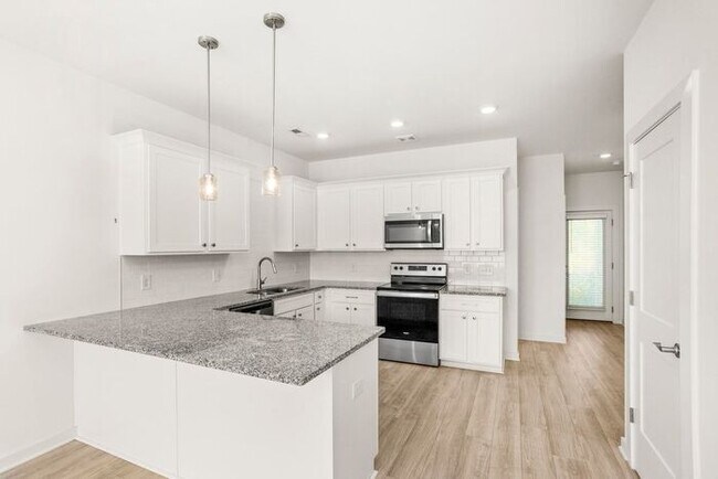Building Photo - 3 Bed/3 Full Baths! Newer Townhome
