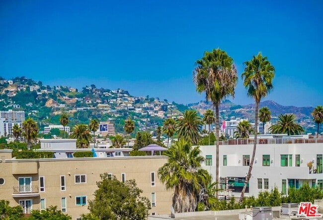 Building Photo - 435 N Oakhurst Dr