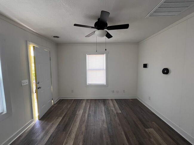 Building Photo - Renovated Cottage near Downtown Fayetteville Offering 3/1 for $1095 (landscaping included)