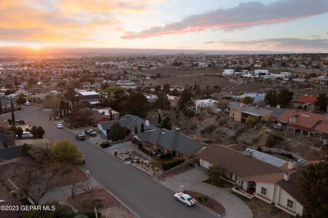 Building Photo - 413 Hollydale Dr