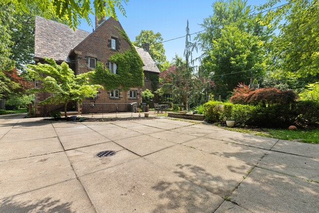 Building Photo - 2260 5th Ave