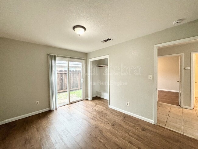 Building Photo - 920 Vermont Ave