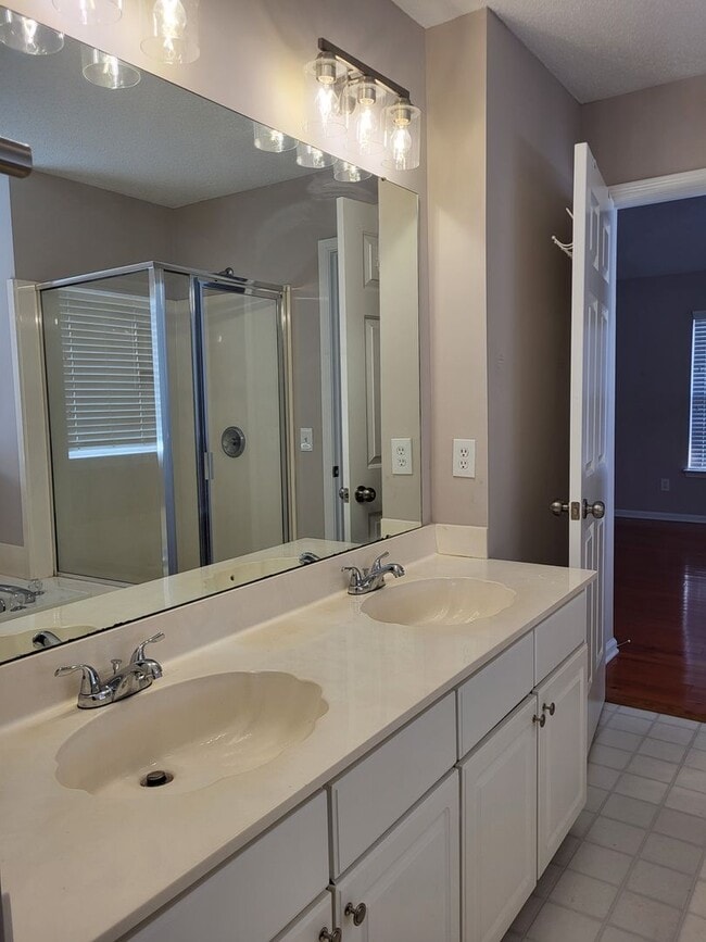 Building Photo - 4 bedroom  home in Charlotte