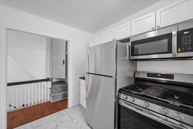 Building Photo - 5556-5558-5558 Pocusset St