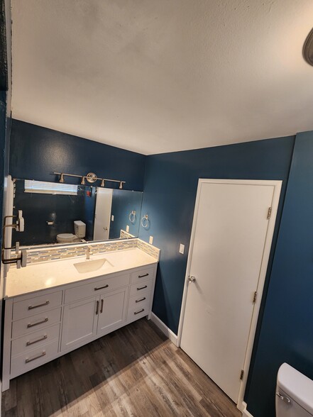 Primary Bathroom - 5180 N Wishon Ave
