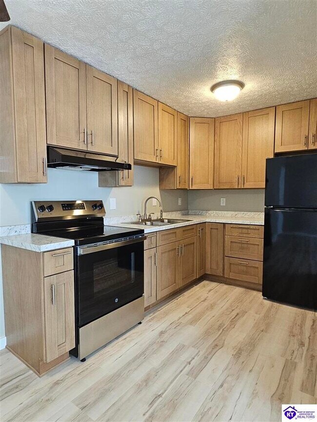 Building Photo - 608 N Woodland Dr