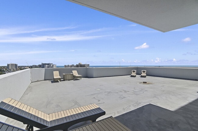 Building Photo - 725 Gulf Shore Dr