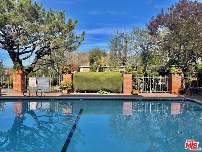 Building Photo - 6526 Ocean Crest Dr