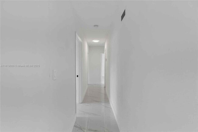 Building Photo - 950 NE 163rd St