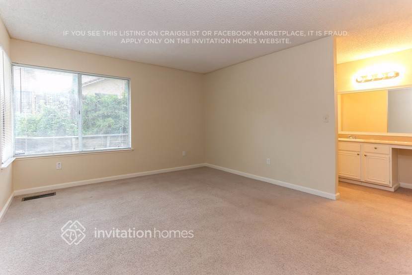 Building Photo - 1080 Mission Cir