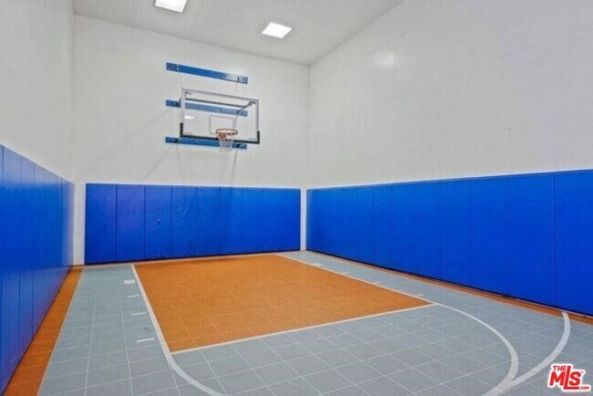 Building Photo - 5530 Owensmouth Ave