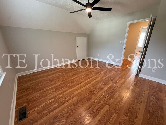 Building Photo - Spacious 3 Bedroom Home with Primary Suite on Main Level in Camden Forest