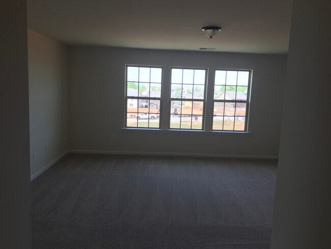 Building Photo - Beautiful home for you and your family