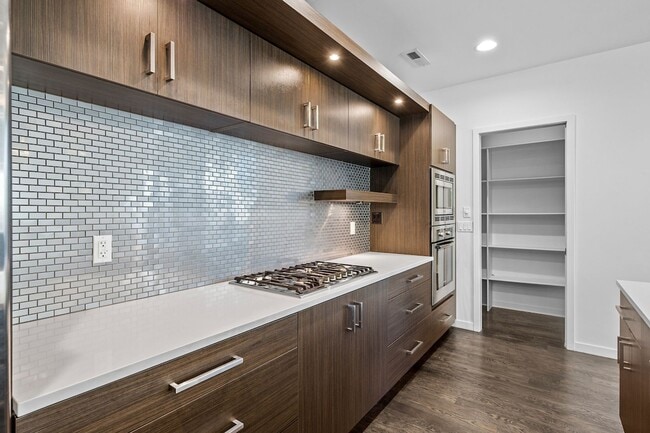 Building Photo - 203 S Marion St Pkwy