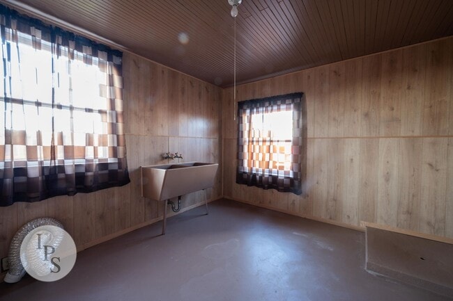 Building Photo - Fresno Westside Farm Home, 3BR/1BA, Built 1925 – Modern Updates!