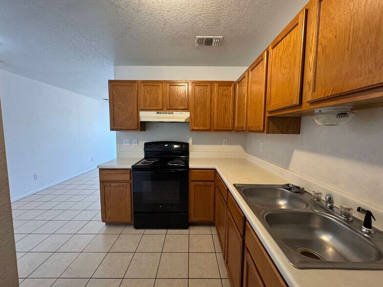 Building Photo - 2804 Leroy Cir