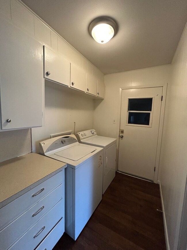Building Photo - Beautiful Corner Lot Living