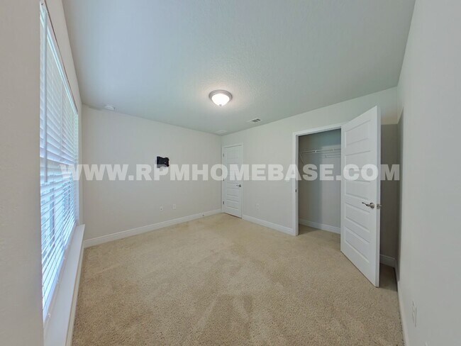 Building Photo - 5820 Crestlake Dr