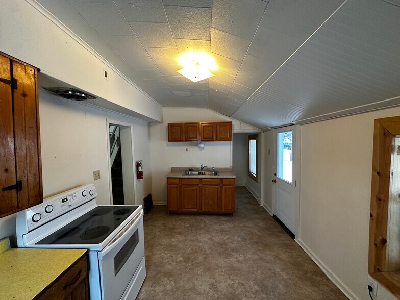 Building Photo - 1402 8th St E