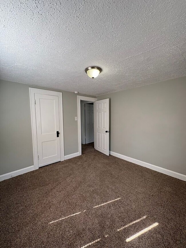 Building Photo - Two bedroom one bathroom home for rent