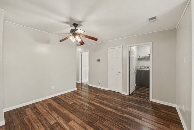 Building Photo - 109 Larkspur Dr