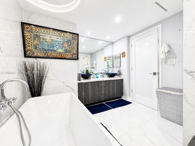 Building Photo - 2370 NE 135th St