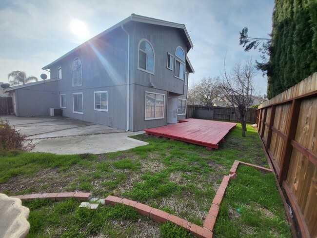 Building Photo - Beautiful home well maintained 4 Bedroom 3...