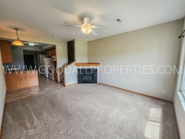 Building Photo - 2 Bedroom 2.5 Bath Townhome In West Des Mo...
