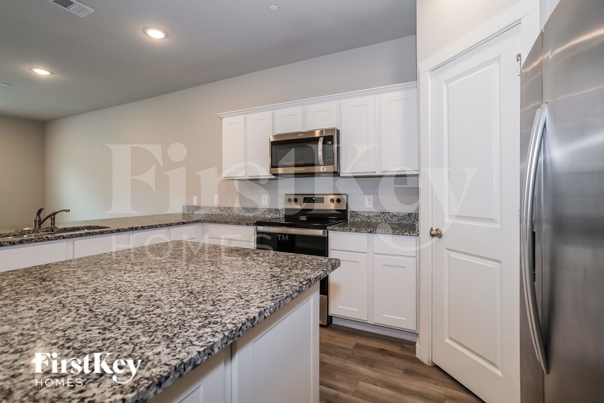 Building Photo - 613 Ava Trl