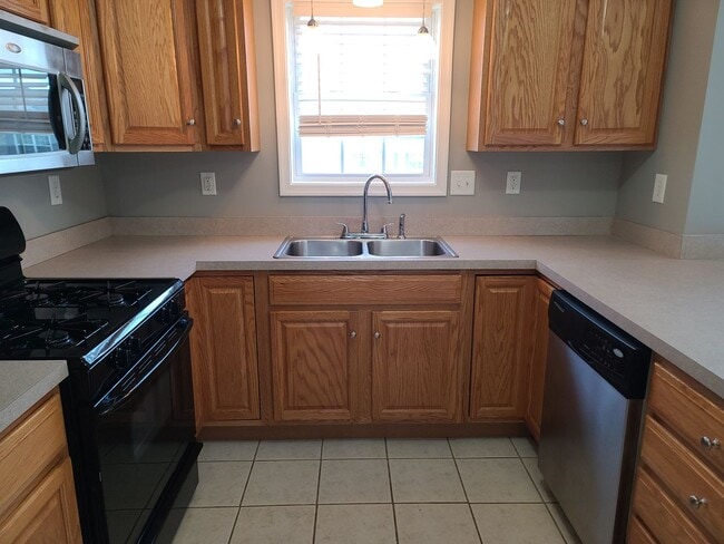 Building Photo - 3 Bedroom 2 1/2 bath end unit Townhome for...