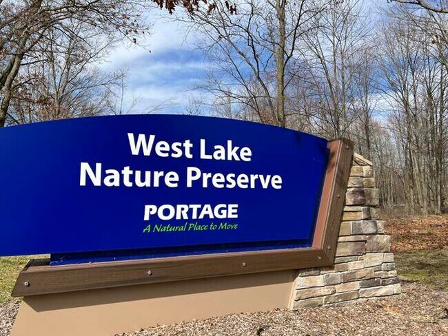 Building Photo - 422 W Melody Ave