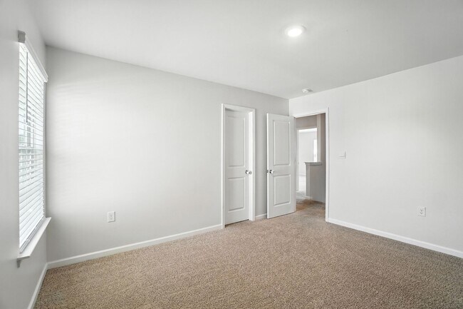 Building Photo - Stunning home, Move-in Ready!