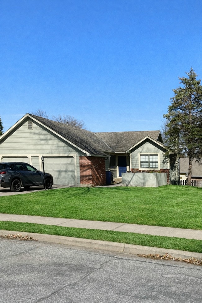 Building Photo - 910 Alma Dr