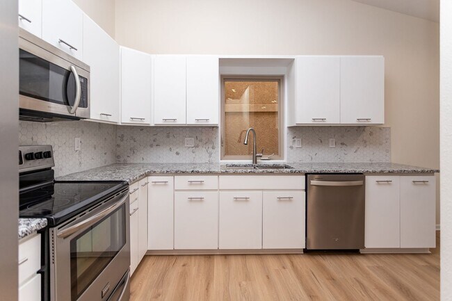 Building Photo - Spacious & Bright Broadmoor Townhome with Covered Deck!