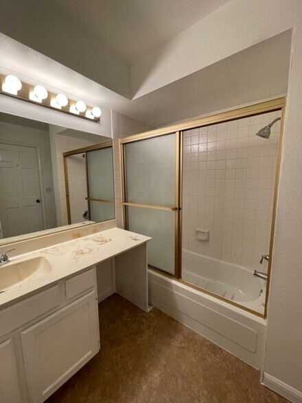 Building Photo - 1406 Santa Margarita St