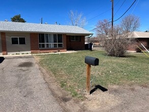 Building Photo - ** Move in Special** Spacious 3 bedroom, 1 bath Lakewood duplex with fenced in backyard available!
