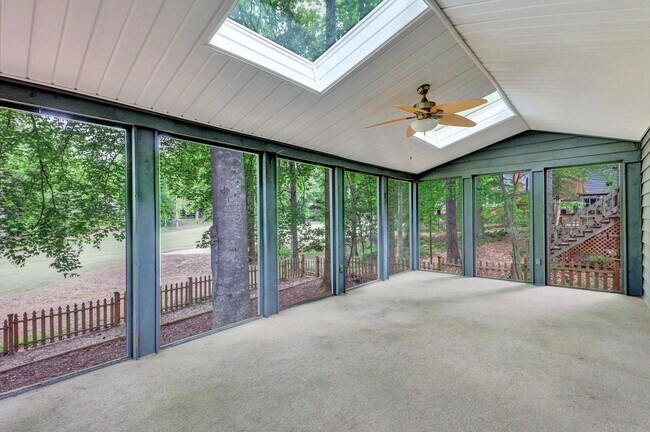 Building Photo - 3 Bedroom Cape in Brandermill!