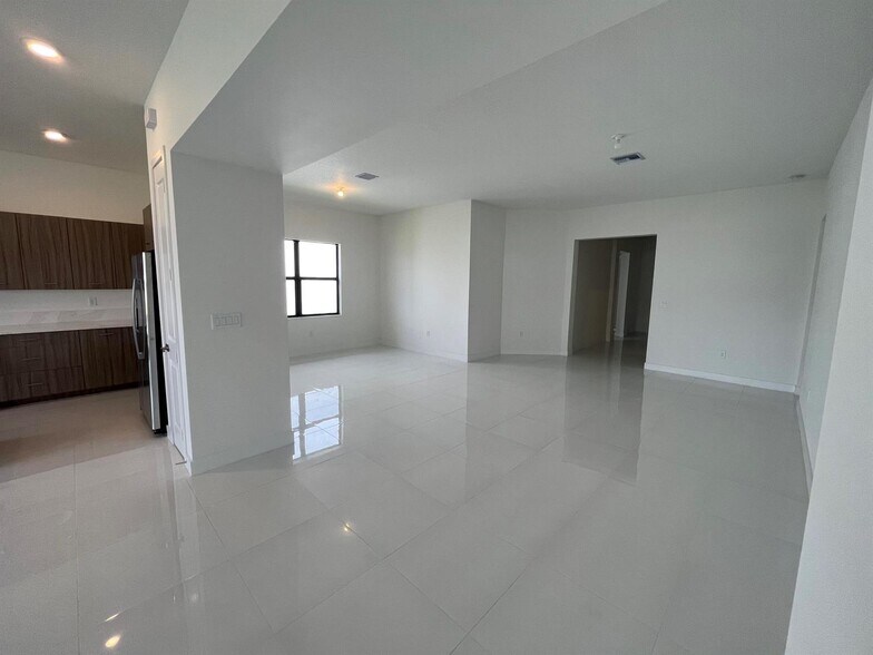 Building Photo - 4398 SW 173rd Ave