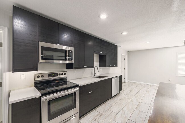 Building Photo - Pool Home