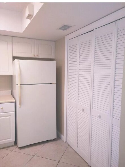 Building Photo - 3346 Camelot Dr