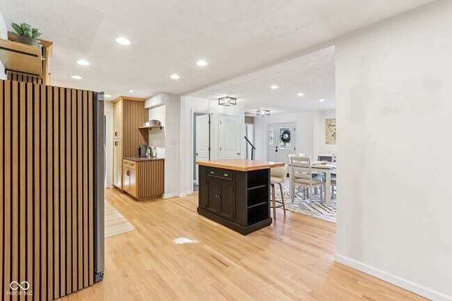 Building Photo - 521 Thornberry Dr