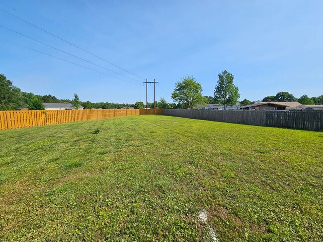 Building Photo - Well Maintained 3 Bed Home on Half an Acre!