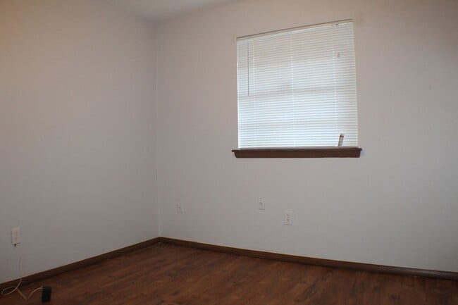 Building Photo - 628 Moraine Ave