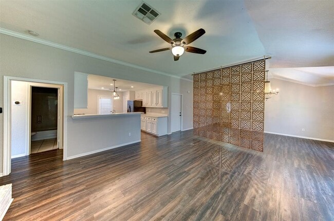 Building Photo - 402 Live Oak Ln
