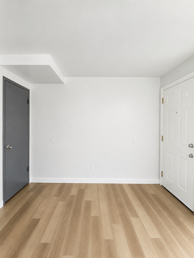 Building Photo - 703 Woodford Ave N