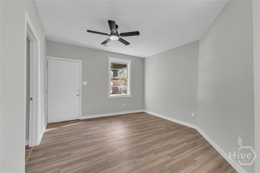 Building Photo - 832 W 44th St